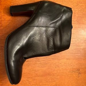 Ladies heeled Naturalizer ankle boots 8.5 black